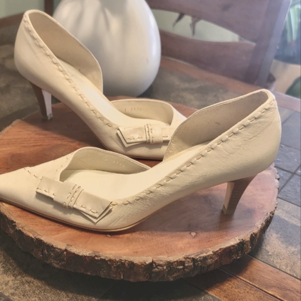 Classic Cream Leather Pointed-Toe Heels with Bow Detail